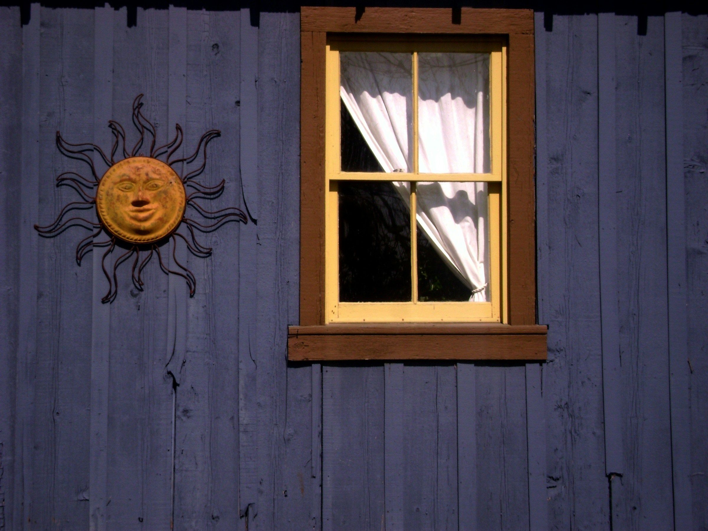 Holzfenster mit heller Laibung im Altbau