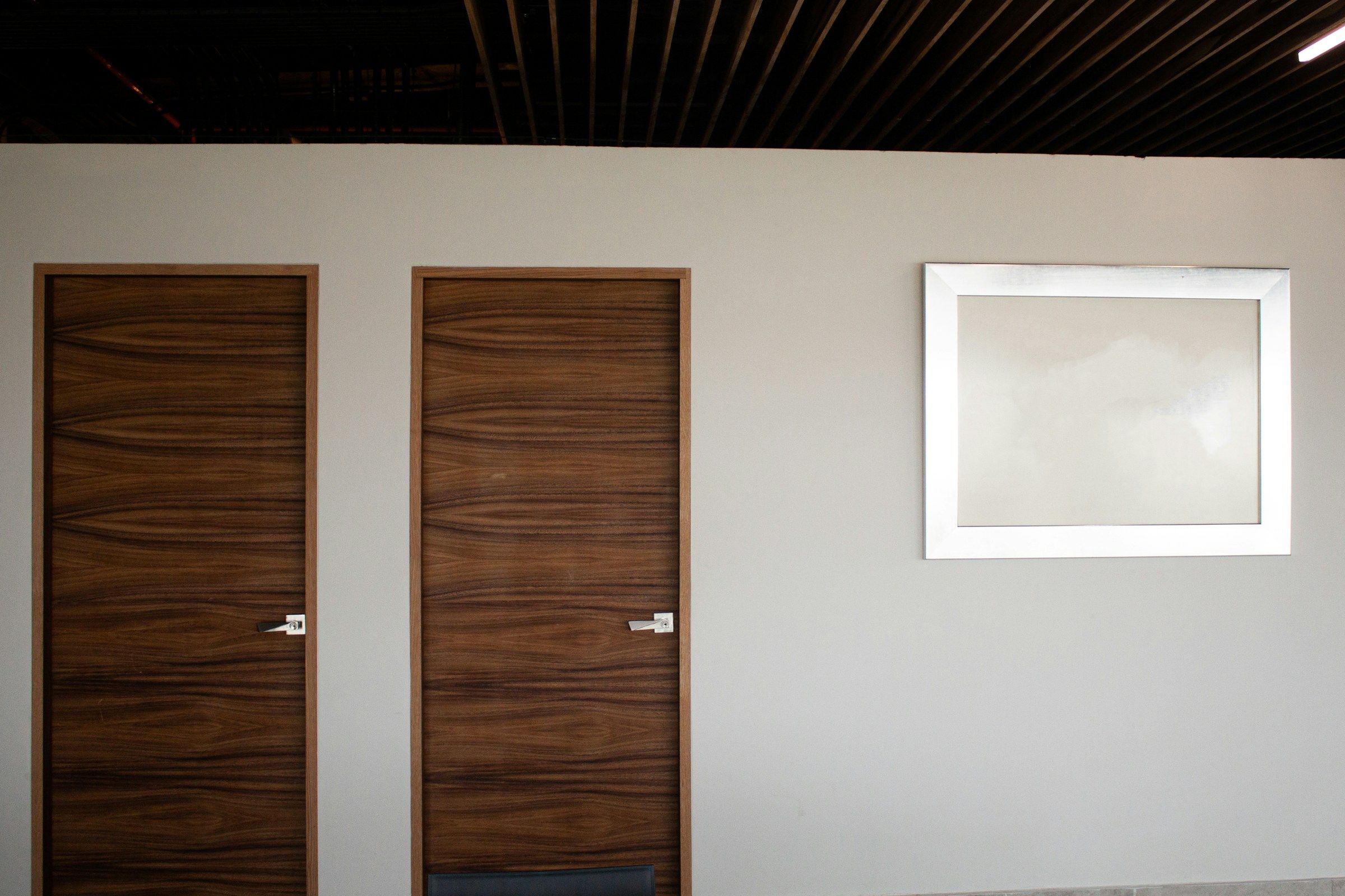 Zwei Innentüren aus Holz in einer hellen Wand